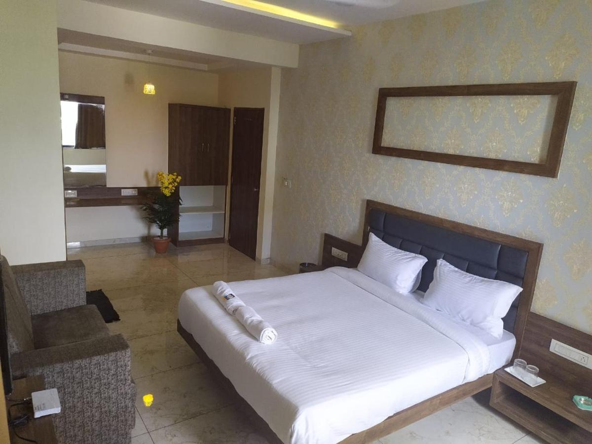Hotel Krishna Palace Ānand 외부 사진